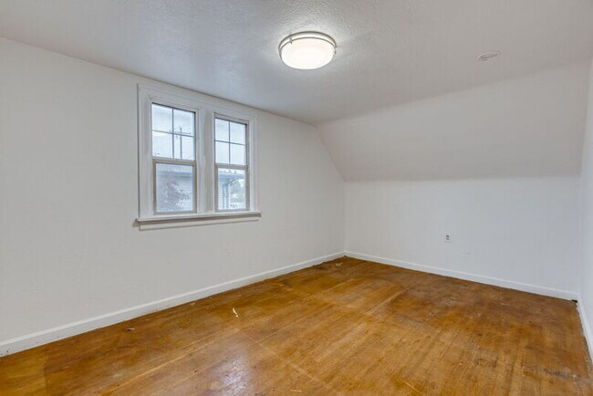 Building Photo - 1137 SE Uglow Ave