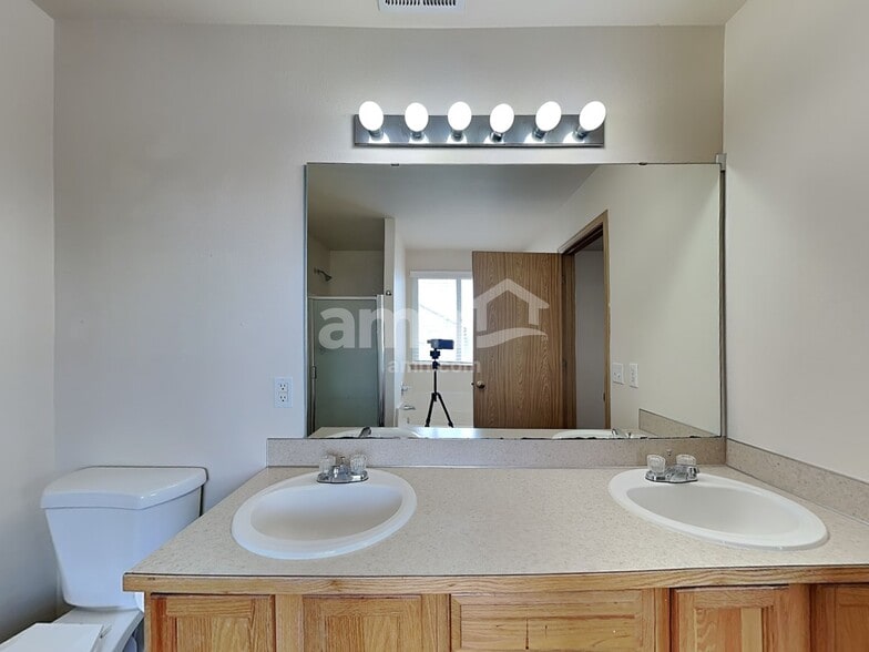 Building Photo - 1107 202nd St E