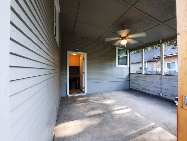 Building Photo - 3 Bedroom Home with a Fenced Yard and BEAU...
