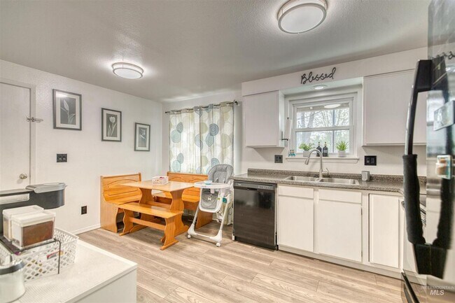 Building Photo - Cozy Single-Level Home in Quiet Neighborhood