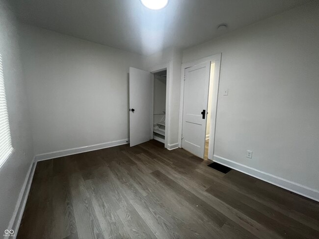 Building Photo - 1502 N Gladstone Ave