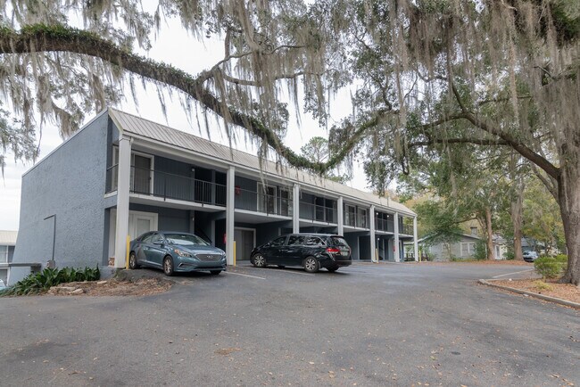 Building Photo - 830 E Park Ave