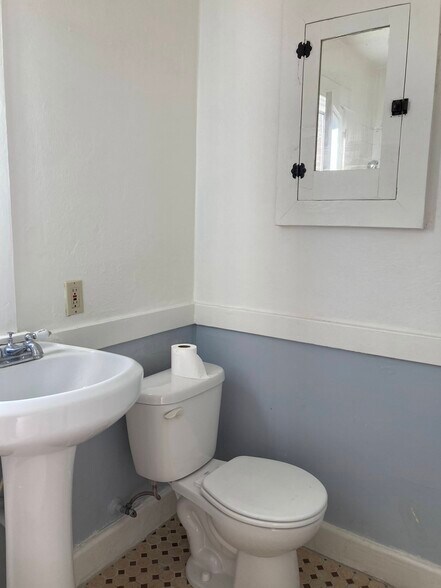 bath room - 422 El Centro St