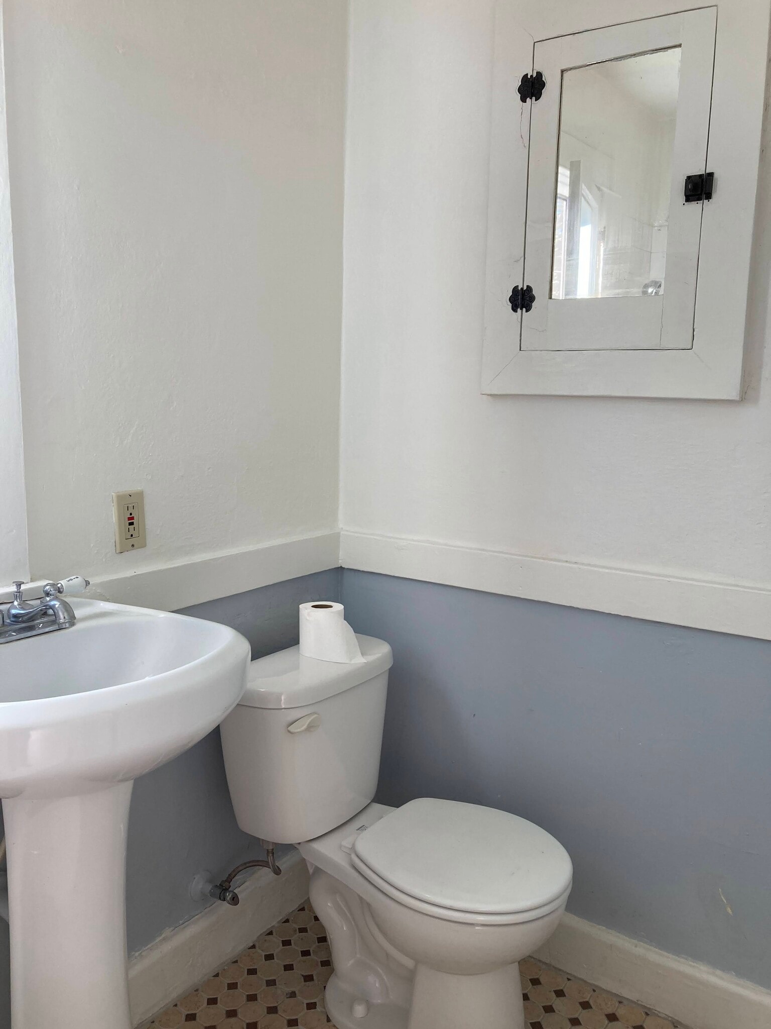 bath room - 422 El Centro St