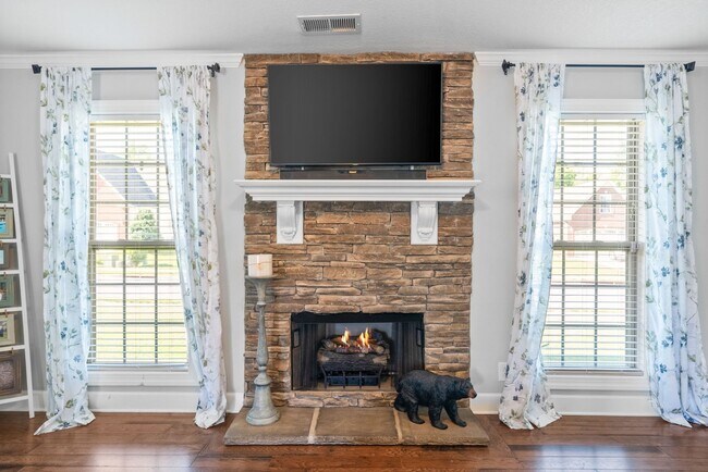 Building Photo - Beautiful Craftsman Style Home Waiting for...