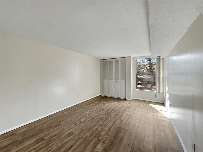 Building Photo - 32 Shrewsbury Green Dr