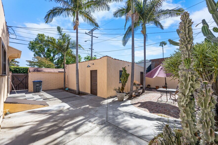 Building Photo - 301 N Janss St