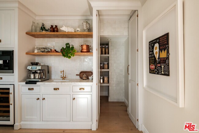 Building Photo - 18875 Pasadero Dr