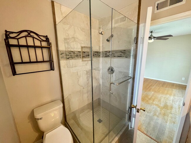 Building Photo - Beautiful 4B/2.5BA House in Oceanside w/ Attached Garage & W/D!