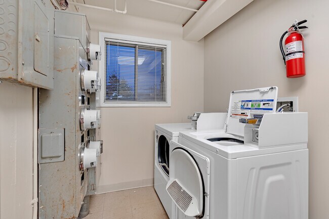 Building Photo - 10347 Dearlove Rd