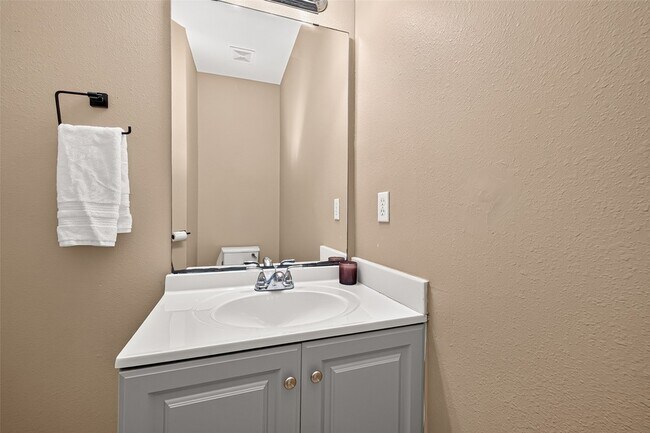 Building Photo - 4011 Alexis Cir