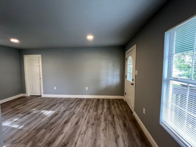 Building Photo - Wheatley Heights Gem