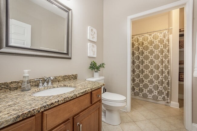 Building Photo - Fully furnished waterfront three-bedroom/ ...