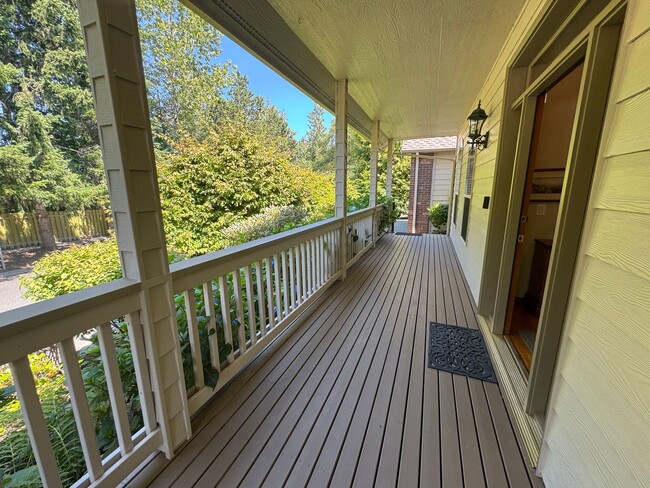 Building Photo - 3 Bed, 2 Bath PLUS Bonus Room SHORT TERM R...