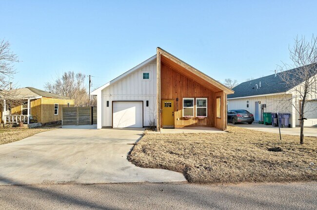 Building Photo - Unique home in OKC