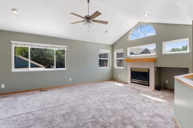 Building Photo - 4 Bedroom Townhome near campus