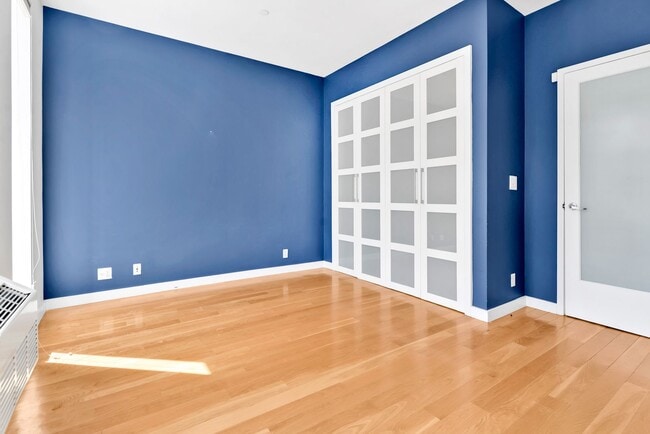 Building Photo - Superb Spacious and Sunlit 1 Bedroom Condo