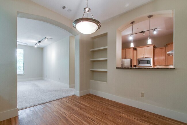 Building Photo - Green Hills/Belmont 2-Bed/2-Bath w/ Garage!