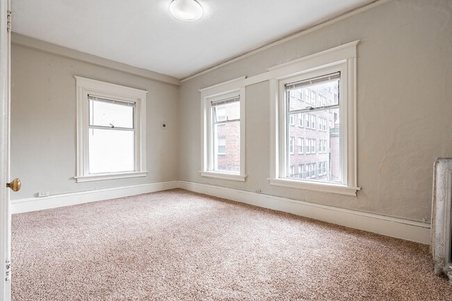 Building Photo - Avenue Building: Centrally located in University District!