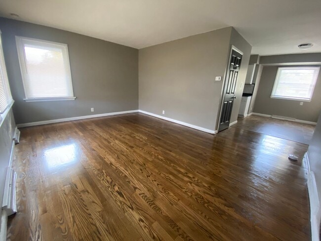Building Photo - 3 Bedroom 2 Bath Single Family Home!  Gara...