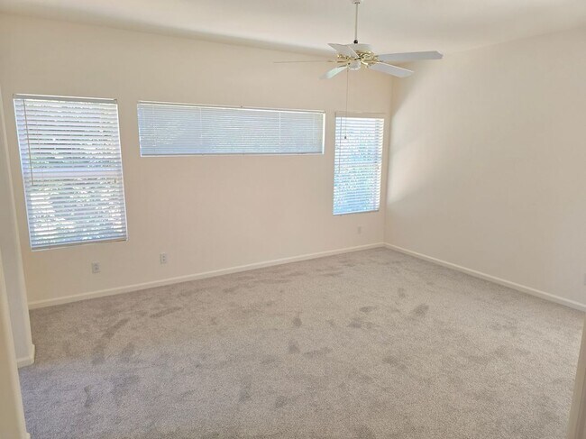 Building Photo - 549 Cascade Dr