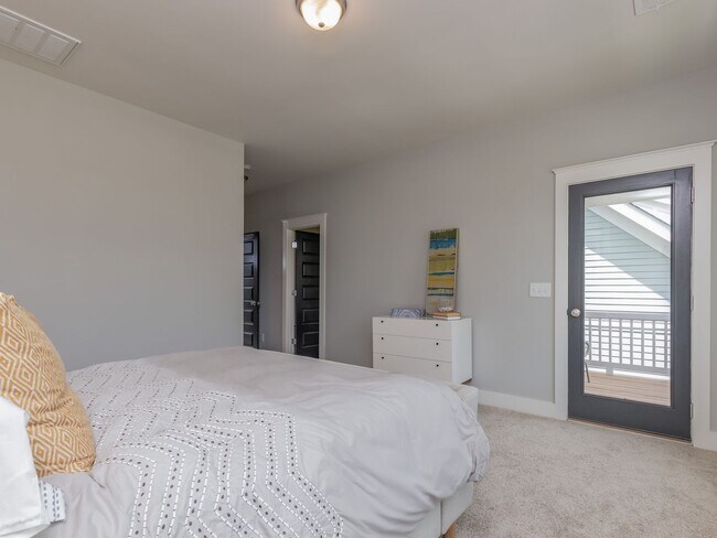 Building Photo - WOW!! One of the best Locations in one of the most desired neighborhoods