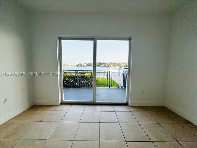 Building Photo - 946 Bay Dr E
