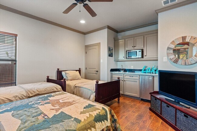 Building Photo - 785 Lake Forest