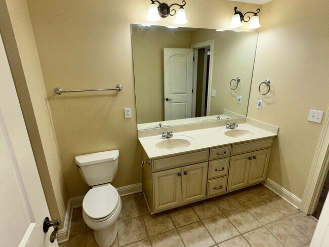 Building Photo - BEAUTIFUL, SPACIOUS 5 BR, 4.5 BATH HOME! G...