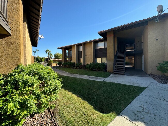 Building Photo - AVAILABLE NOW!!! Charming 2 Bedroom/2 Bath...