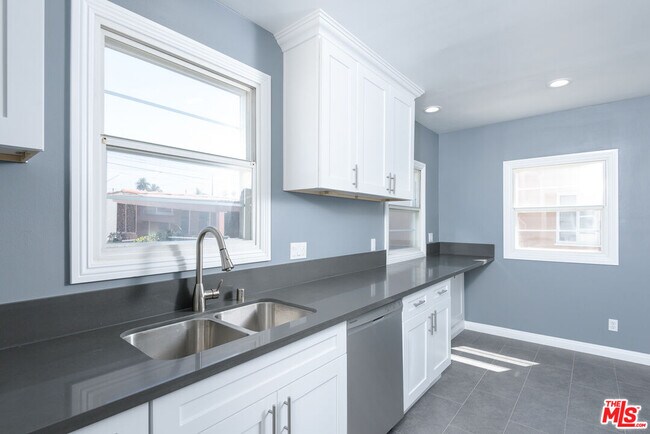 Building Photo - 2107 W 84th Pl