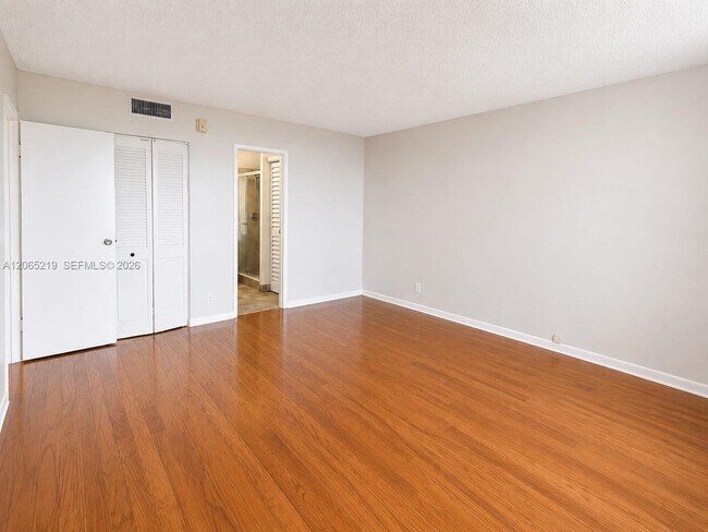 Building Photo - 250 Jacaranda Dr