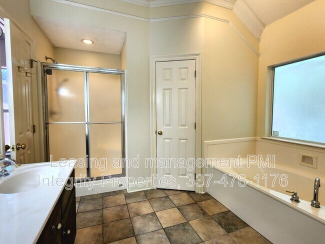 Building Photo - 411 Greenfield Dr