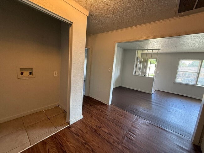 Building Photo - 4 bedroom house