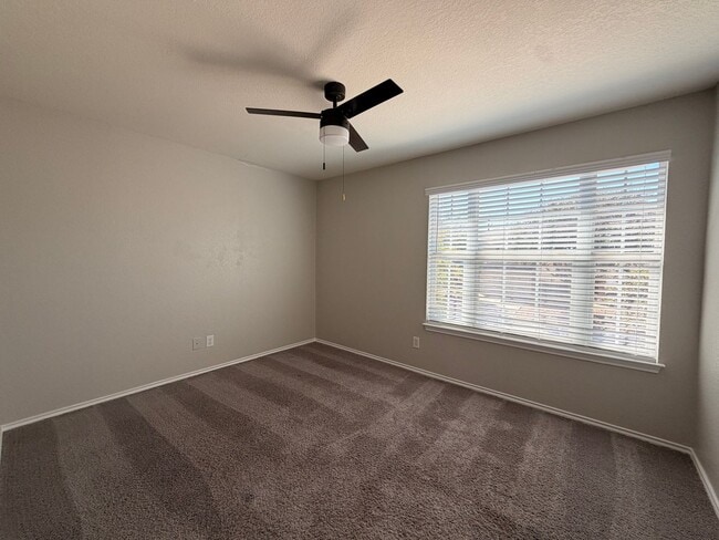 Building Photo - NICE 4 BEDROOM WITH EASY ACCESS TO LACKLAND AFB, SHOPPING, & SEA WORLD