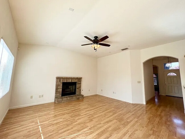 Building Photo - Beautiful One-Level Ranch-Style Home in Ro...