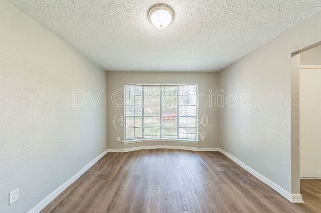 Building Photo - 809 Willow Creek Dr