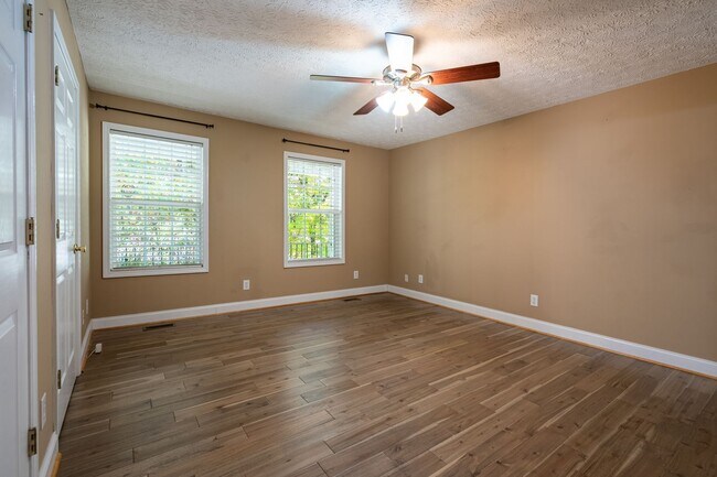 Building Photo - 3 Bedrooms, 2.5 Bathrooms - Home in Silver Creek!