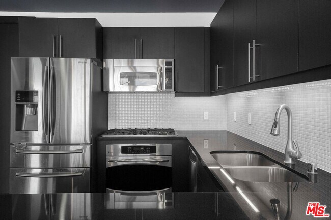 Building Photo - 655S S Hope St