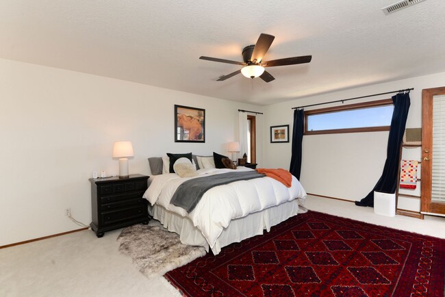 Building Photo - Stunning 4-Bedroom Albuquerque Foothill Ho...