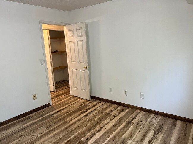 Building Photo - 4 Bedroom, 1.5 Bathroom Duplex on Blooming...