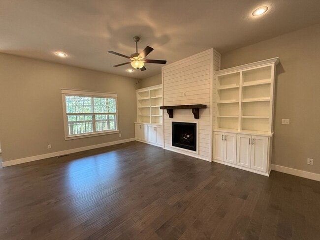 Building Photo - Gorgeous 4Bedroom House, on spacious 2 acres