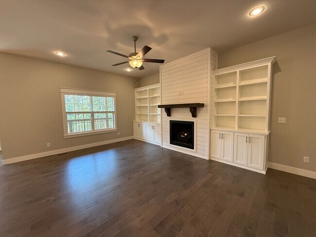 Building Photo - ****MOVE-IN SPECIAL**** Gorgeous 4Bedroom ...