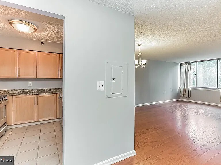 Building Photo - 10101 Grosvenor Pl