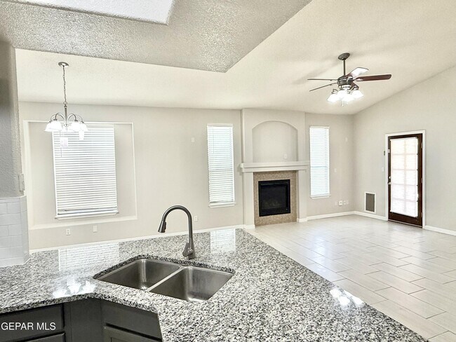 Building Photo - 12749 Tierra Salas Dr