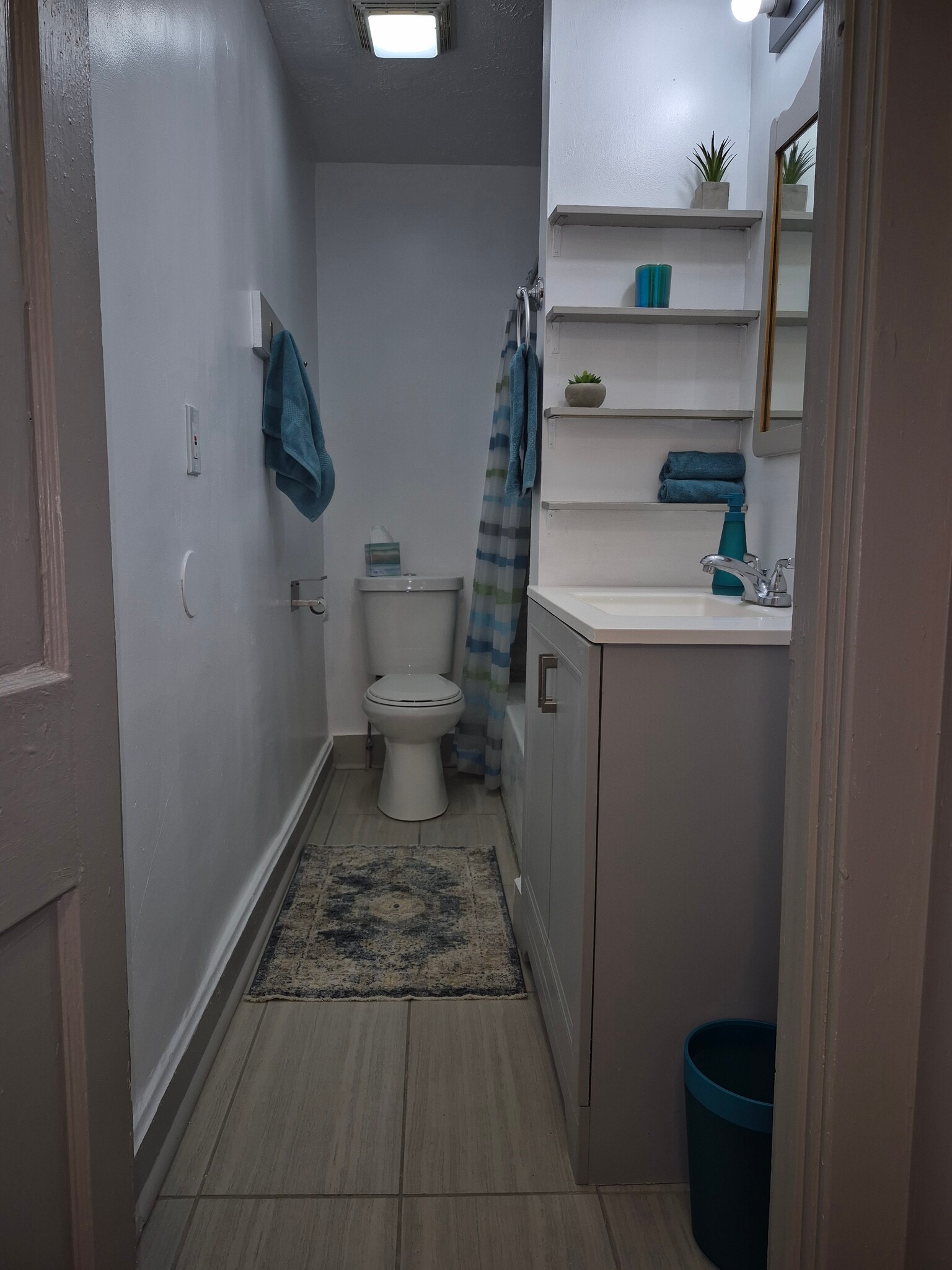 Full Bath - 721 Hanford St