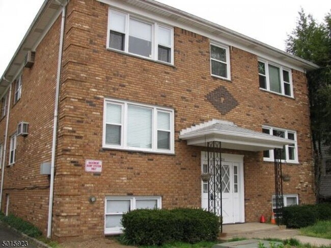 Primary Photo - 211 Main St