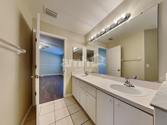 Building Photo - 24446 Landing Dr