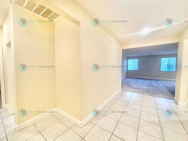 Building Photo - Beautiful 4 Bedroom, 2 Bathroom, 2 car garage, Single Story Home