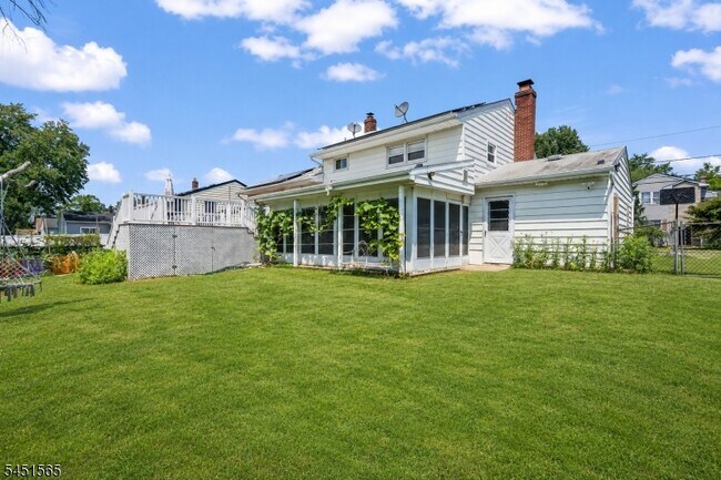 Building Photo - 18 Deerwood Ave